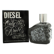 Diesel Only the Brave Tattoo Eau de Toilette 50 ml – sort knytnæveformet flakon med blå tatovørgrafik og glasfinish.