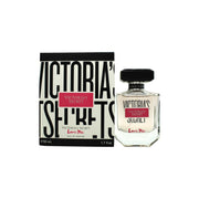 Victoria's Secret Love Me Eau de Parfum 50 ml i rosa facetslebet flakon med sort låg og romantisk udtryk