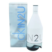 Calvin Klein IN2U Eau de Toilette 150 ml fra Calvin Klein – klar, cylindrisk glasflaske med sølvfarvet top og hvid base.