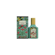 Gucci Flora Gorgeous Jasmine Eau De Parfum Gucci 30 ml, turkis flaske med floralt mønster og låg, let drømmende udtryk