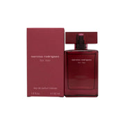For Her Intense Eau De Parfum, Narciso Rodriguez 50 ml – rektangulær flakon i dyb pink glas med sort låg, minimalistisk og intens