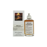 Maison Margiela By The Fireplace Eau de Toilette 100 ml, klar glasflakon med hvid tekstiletiket og sort låg