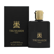 Trussardi Uomo 2011 Eau de Toilette 50ml – Trussardi 50 ml, rektangulær klar glasflakon med sort læderdetalje og sølvlogo.