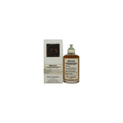 Maison Margiela Jazz Club Eau de Toilette 100 ml fra Maison Margiela i firkantet glasflaske med ravfarvet væske og etiket