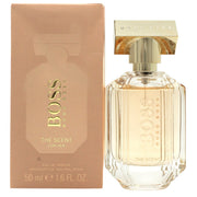 Hugo Boss Boss The Scent For Her Eau de Parfum 50 ml flakon i ferskenfarvet glas med gylden korkprop og facetteret form.