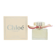 Chloé Eau de Parfum Lumineuse, Chloé, 50 ml – klar plisseret glasflaske med gylden duft og beige bånd ved halsen