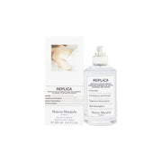 Maison Margiela Lazy Sunday Morning Eau de Toilette 100ml i klar, rektangulær glasflaske med hvid etiket og stofbånd