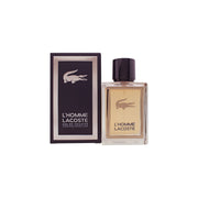 Lacoste L'Homme Eau De Toilette 50 ml klar, firkantet glasflaske med ravfarvet væske, sølvdetaljer og mørk hætte