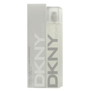 DKNY Energizing Eau de Parfum 50 ml, klar slank glasflaske med sølvfarvet låg og minimalistisk, urbant design.