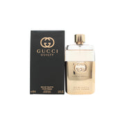Gucci Guilty Eau De Toilette, Gucci, 90 ml – gylden flakon med rektangulær form og GG-logo, lys væske synlig