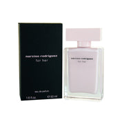 For Her Eau De Parfum Narciso Rodriguez 50 ml, firkantet glasflaske med nude pink indre, sort låg, minimalistisk design.